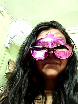 Snapshot of LOVE__RANI chatting on July 2026 07:44:01 AM LOVE RANI online show from July 2026 07:44:01 AM