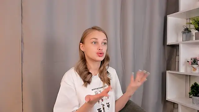 Snapshot of SlyviaCrapo chatting on October 2025 09:22:01 AM SlyviaCrapo online show from October 2025 09:22:01 AM