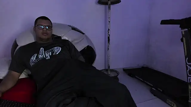 LucassFoster online show from November 2025 04:12:01 AM