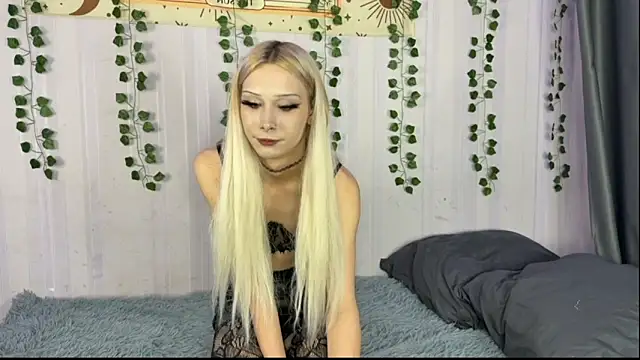 Snapshot of EvaSteinberg chatting on November 2025 08:07:02 PM EvaSteinberg online show from November 2025 08:07:02 PM