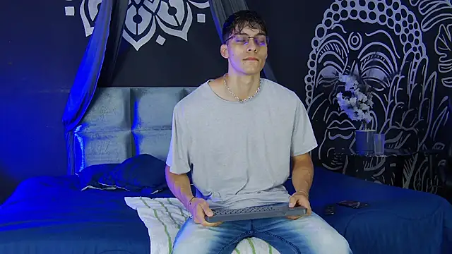 AlessioVitale online show from December 2025 12:11:02 PM