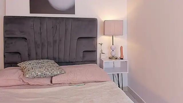 maddy  moon online show from November 2025 04:25:02 AM