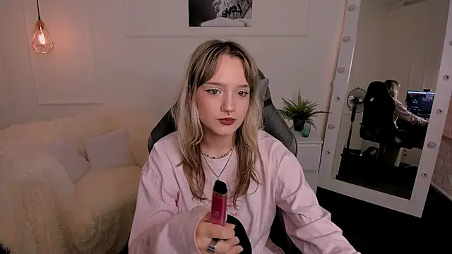 Snapshot of ElsiHill chatting on November 2025 01:35:02 PM ElsiHill online show from November 2025 01:35:02 PM