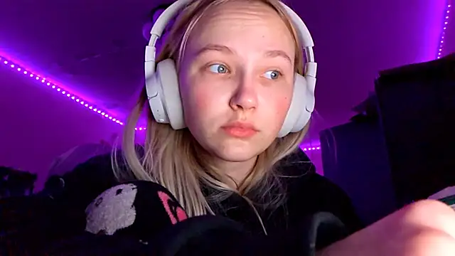 KarinRobertson online show from December 2025 04:16:01 PM