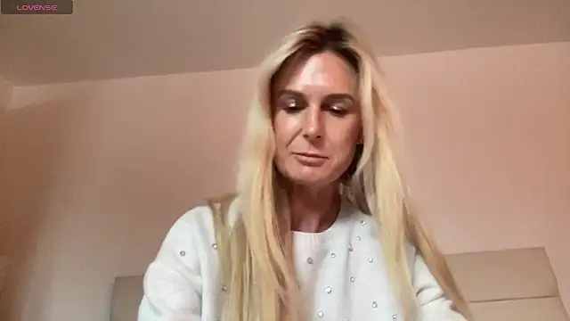 Snapshot of Alexis_Newick chatting on November 2025 03:35:01 PM Alexis Newick online show from November 2025 03:35:01 PM