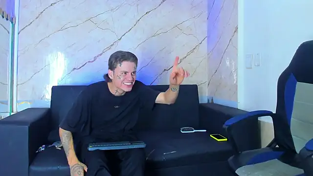 Kevinperlas online show from November 2025 08:25:02 PM