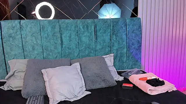 Bella Riverss online show from November 2025 03:33:02 PM