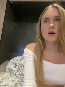 Snapshot of olliebells chatting on December 2025 12:43:02 PM olliebells online show from December 2025 12:43:02 PM