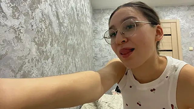 Snapshot of SofiYong chatting on November 2025 04:07:02 PM SofiYong online show from November 2025 04:07:02 PM