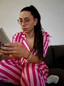 Snapshot of Lovequinn27 chatting on November 2025 12:10:02 AM Lovequinn27 online show from November 2025 12:10:02 AM