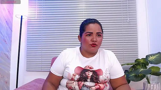 Snapshot of Lunaa_Milf chatting on November 2025 03:50:02 AM Lunaa Milf online show from November 2025 03:50:02 AM