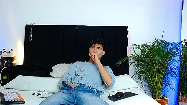 Snapshot of thomasbennett_ chatting on November 2025 11:04:02 PM thomasbennett online show from November 2025 11:04:02 PM