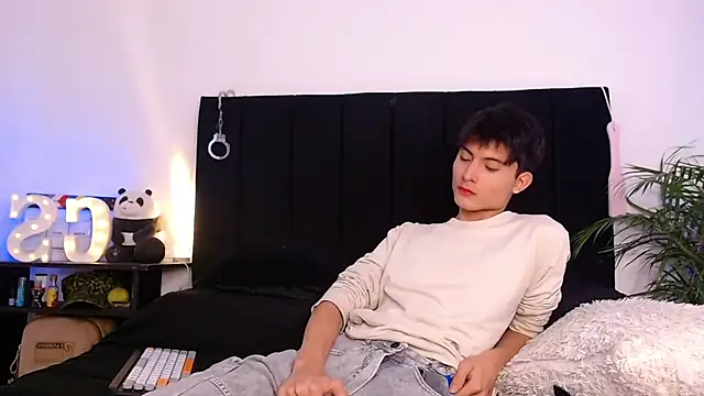 Snapshot of thomasbennett_ chatting on November 2025 11:54:01 AM thomasbennett online show from November 2025 11:54:01 AM