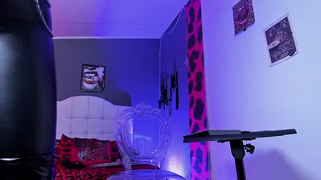 Halley Ravenn online show from November 2025 08:21:02 PM