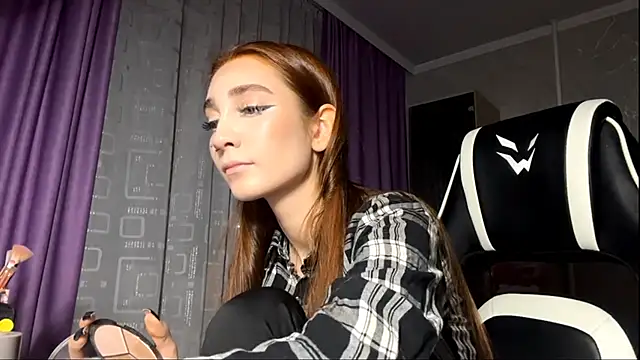 HollyPaw online show from November 2025 06:06:02 PM