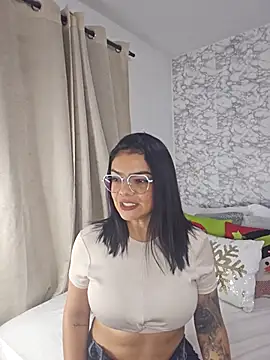 sofiaalarson online show from December 2025 12:51:01 AM