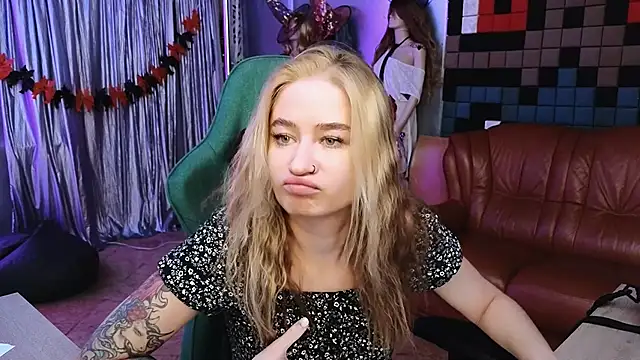 Snapshot of LeilaUvrays chatting on November 2025 01:43:01 PM LeilaUvrays online show from November 2025 01:43:01 PM