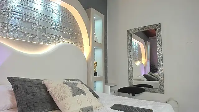 Valentino moretti online show from January 2026 01:13:02 PM