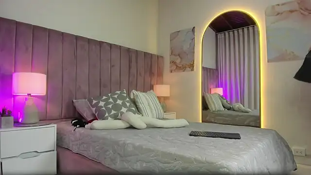 Valentino moretti online show from February 2026 01:17:01 PM