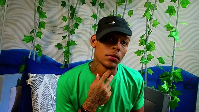 Snapshot of xander_molina chatting on November 2025 04:33:02 AM xander molina online show from November 2025 04:33:02 AM