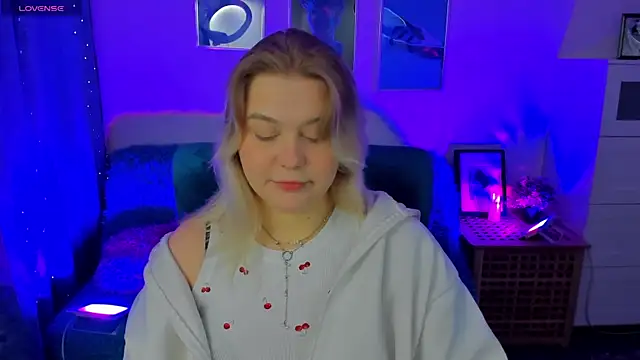 Snapshot of LouiseMous chatting on November 2025 09:51:02 PM LouiseMous online show from November 2025 09:51:02 PM