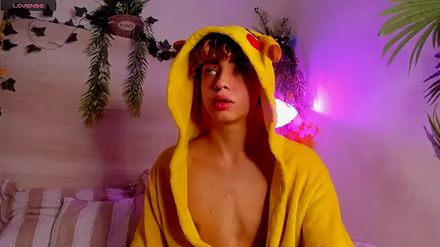 Snapshot of Twinkk_Guy chatting on November 2025 05:02:01 AM Twinkk Guy online show from November 2025 05:02:01 AM