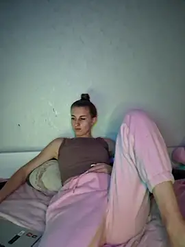 carolinakis  online show from December 2025 08:25:02 PM