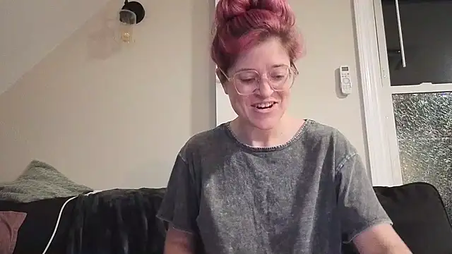 winestaindlips online show from December 2025 01:11:01 AM