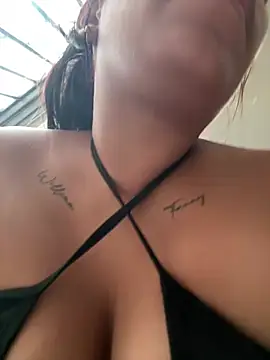Snapshot of ArielleMillerr- chatting on May 2026 05:21:02 PM ArielleMillerr- online show from May 2026 05:21:02 PM