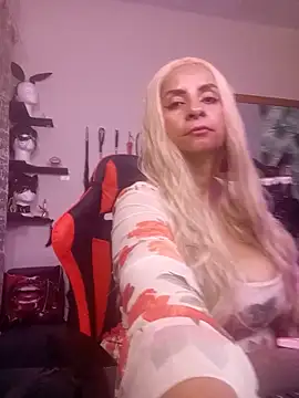 Snapshot of LaReineCleo chatting on June 2026 10:25:01 AM LaReineCleo online show from June 2026 10:25:01 AM