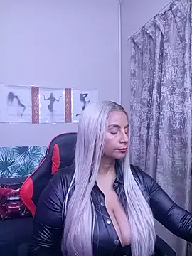 Snapshot of LaReineCleo chatting on June 2026 10:37:02 AM LaReineCleo online show from June 2026 10:37:02 AM