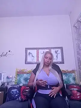 Snapshot of LaReineCleo chatting on July 2026 10:41:01 AM LaReineCleo online show from July 2026 10:41:01 AM