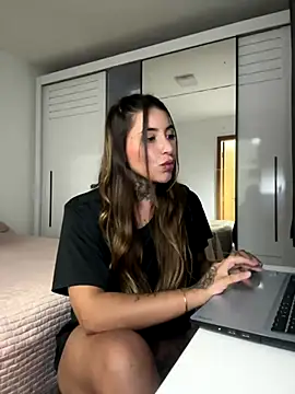 thauanydemontie online show from November 2025 11:58:01 PM