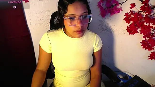 Snapshot of chleo_rosse chatting on April 2026 11:10:01 PM chleo rosse online show from April 2026 11:10:01 PM