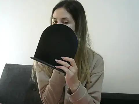 Erii18 online show from December 2025 12:10:01 PM