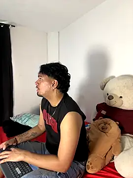 Snapshot of Henry_villa23 chatting on December 2025 03:43:02 PM Henry villa23 online show from December 2025 03:43:02 PM