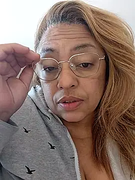 Halanamorena online show from November 2025 11:33:02 AM