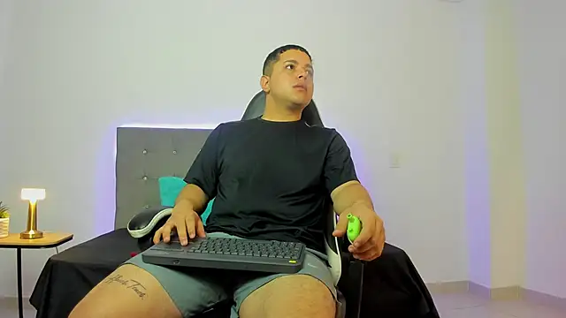 Snapshot of bry_hill chatting on December 2025 01:17:04 PM bry hill online show from December 2025 01:17:04 PM