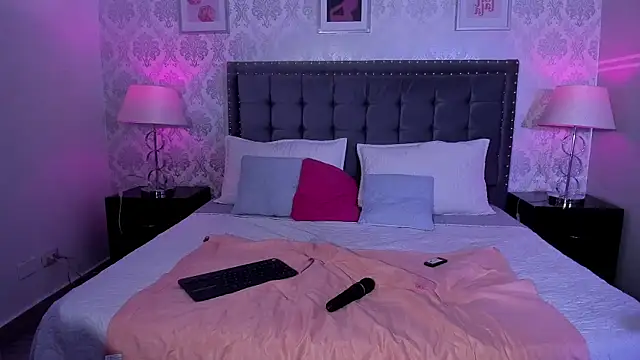 Evabellee online show from November 2025 02:20:01 PM