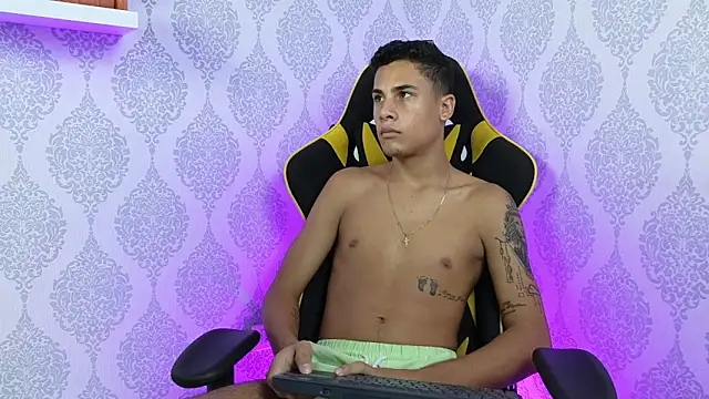 Snapshot of The_big_twink_x chatting on December 2025 07:22:01 PM The big twink x online show from December 2025 07:22:01 PM