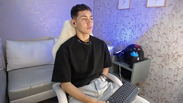 LoganFoster  online show from December 2025 11:31:02 PM