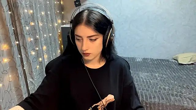 Meowluly online show from November 2025 09:19:01 PM