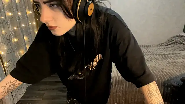 Meowluly online show from December 2025 08:48:01 PM