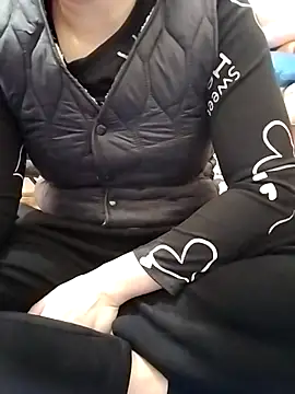 HanniZii online show from December 2025 01:54:01 AM