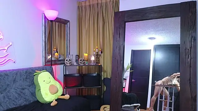 MightyLaura1 online show from November 2025 10:34:02 PM