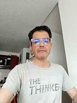 Fuegosutil online show from November 2025 07:40:03 PM