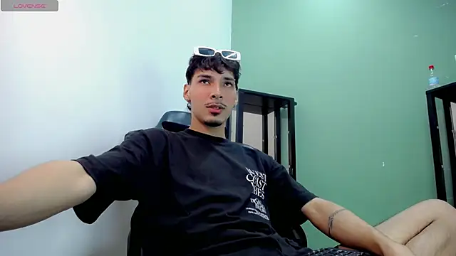 Snapshot of Yankeee_ chatting on December 2025 03:33:01 AM Yankeee online show from December 2025 03:33:01 AM