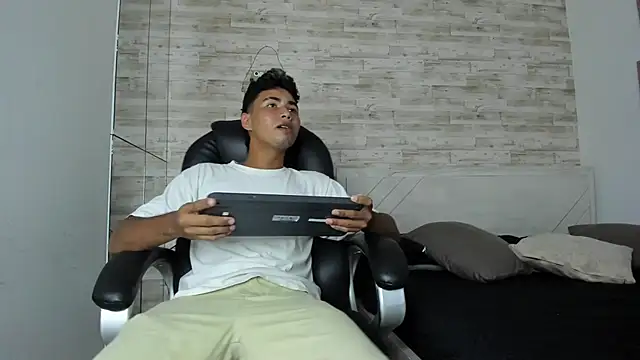 Simon Pernia online show from December 2025 06:57:02 PM