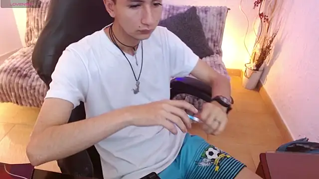 Snapshot of AngelRonson_ chatting on December 2025 09:53:01 PM AngelRonson online show from December 2025 09:53:01 PM