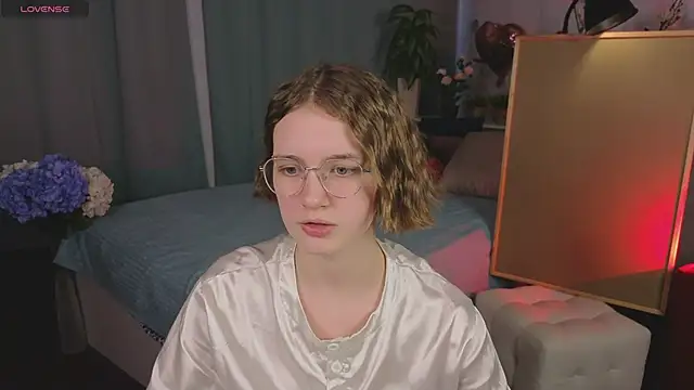 Mia Mooore online show from February 2026 02:13:02 PM